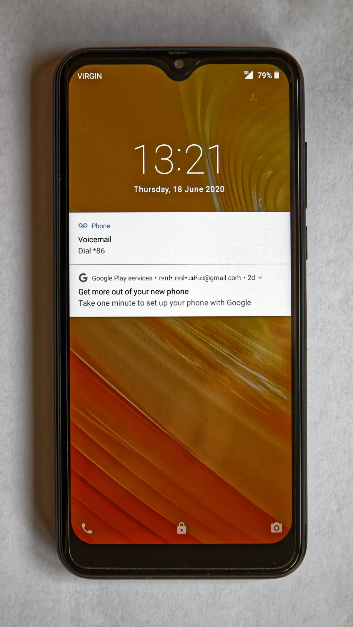 Smartphone con pantalla de bloqueo (alertas y apps)